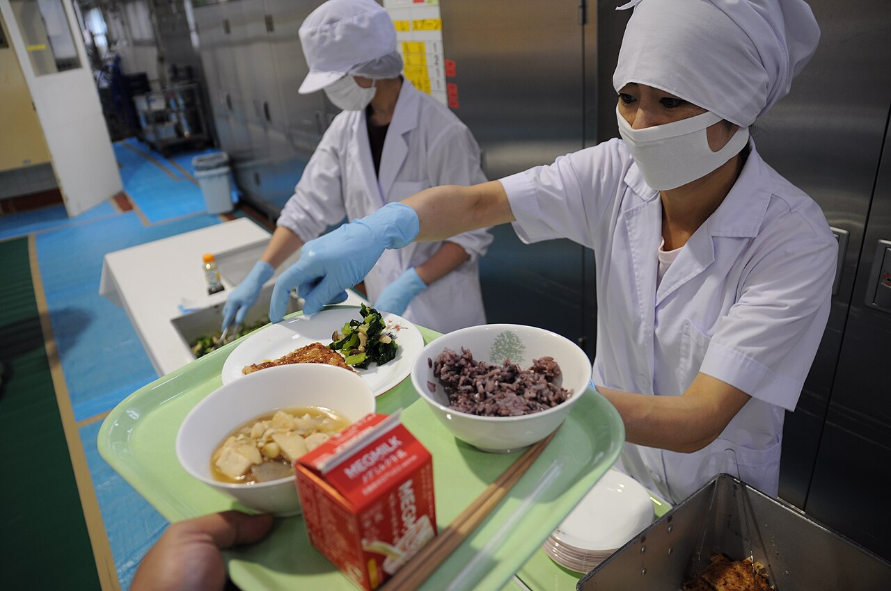 給食の一式。魚、青菜、汁物、ごはん、牛乳。(2009年、東京・府中での試食会/Photo: CC BY-SA 2.0, via Wikimedia Commons)