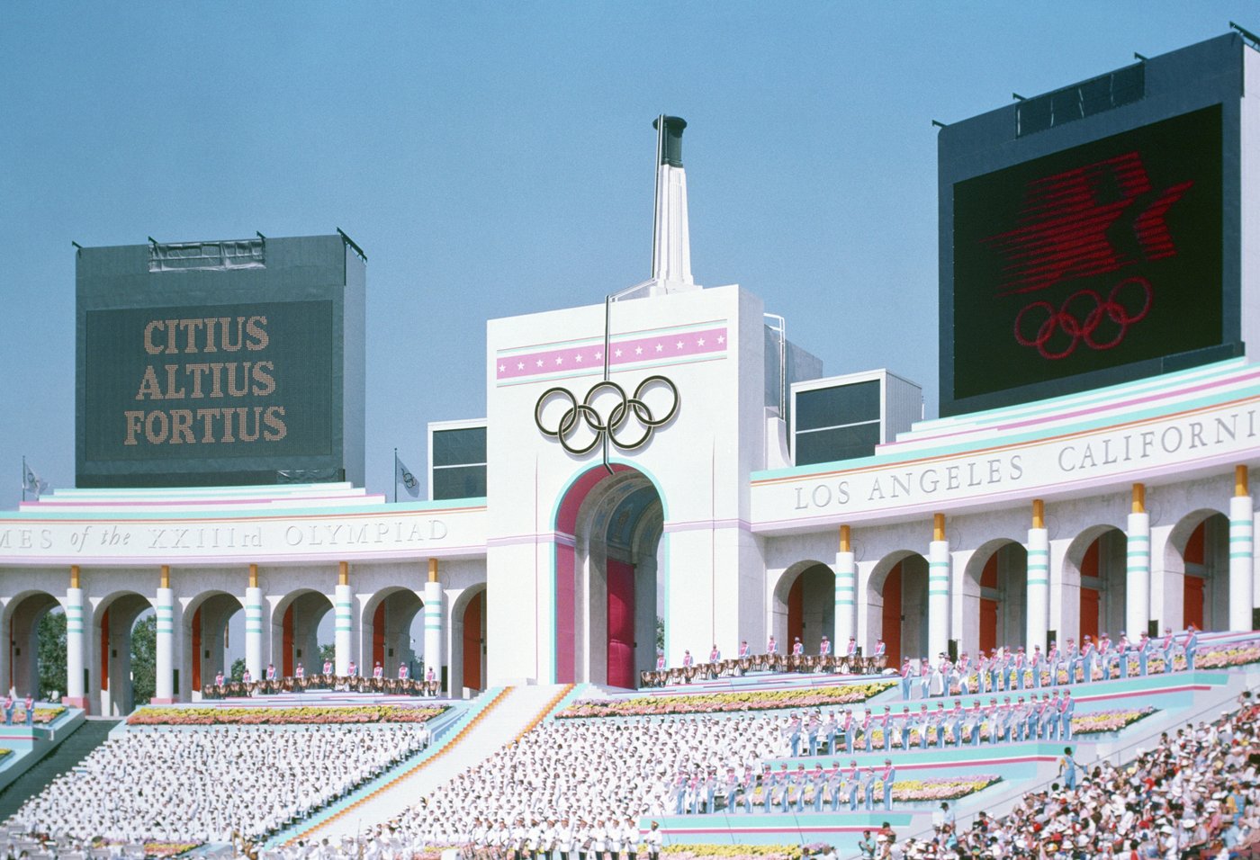 1984年ロス五輪開会式のロサンゼルス・コロシアム。聖火台と五輪マーク、そしてあの大会ロゴ。44年後、2028年にロサンゼルスへ五輪が帰ってくる。(Photo: U.S. Air Force / パブリックドメイン)