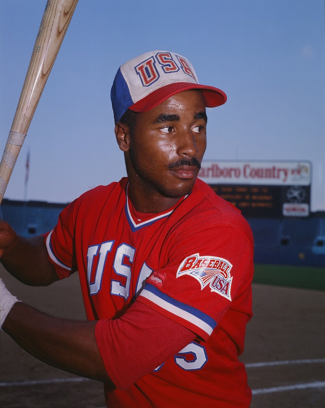 1984年ロサンゼルス五輪の野球アメリカ代表（写真はシェーン・マック）。この本場アメリカを、日本のアマチュア混成チームが決勝で破った。（Photo: CC BY 4.0, via Wikimedia Commons）