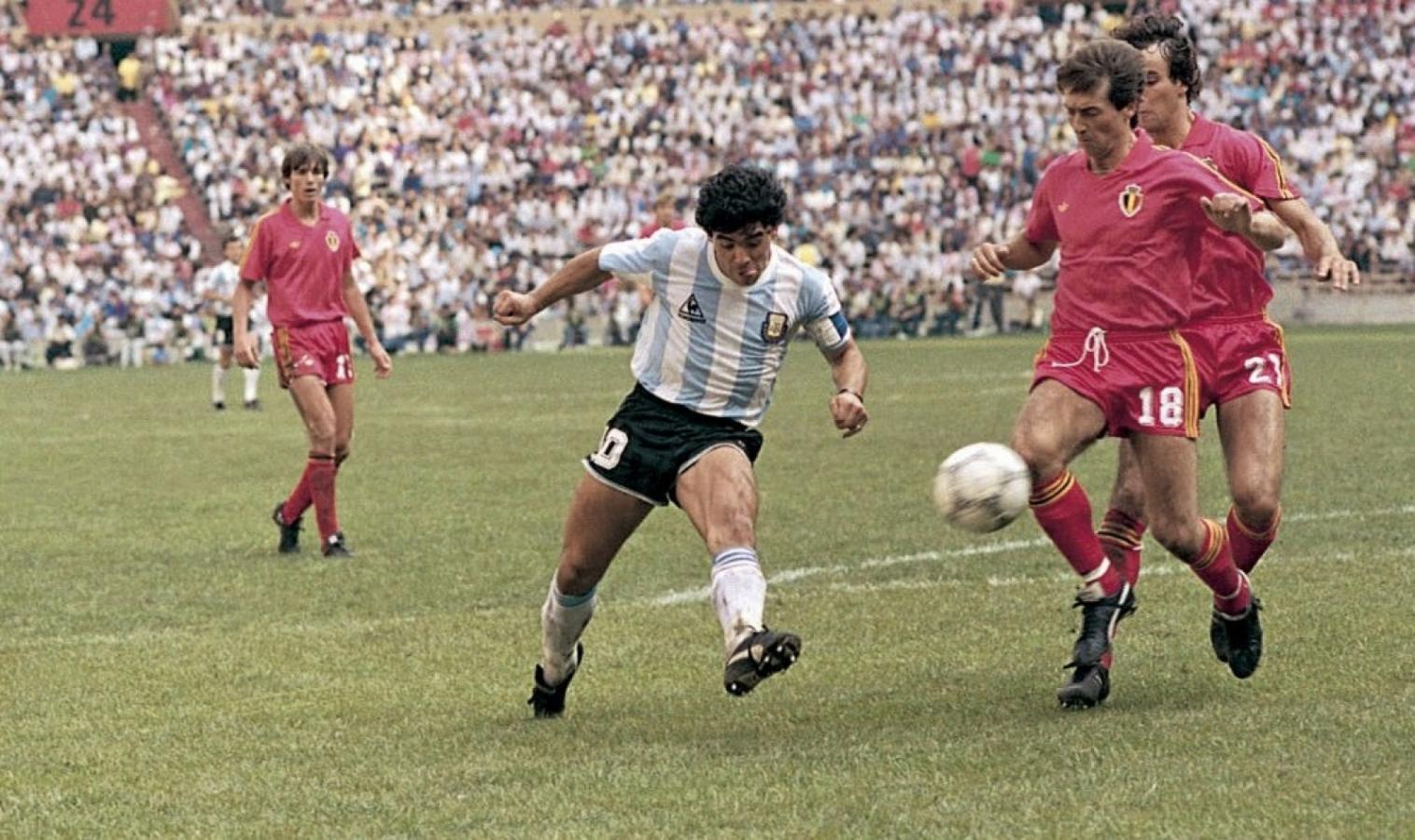 1986年メキシコ大会、ベルギー戦でディフェンダーを抜き去るマラドーナ。ボールが足に吸い付いたまま、倒れない、止まらない。