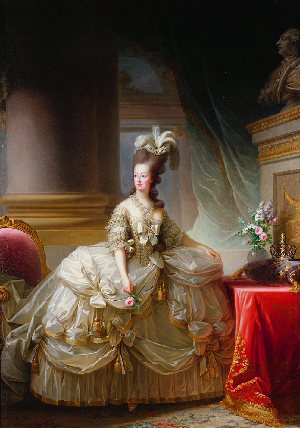 マリー・アントワネット（エリザベート・ヴィジェ・ルブラン画、1778年）。実在の王妃の隣に、架空のオスカルが立った。（Photo: パブリックドメイン, via Wikimedia Commons）