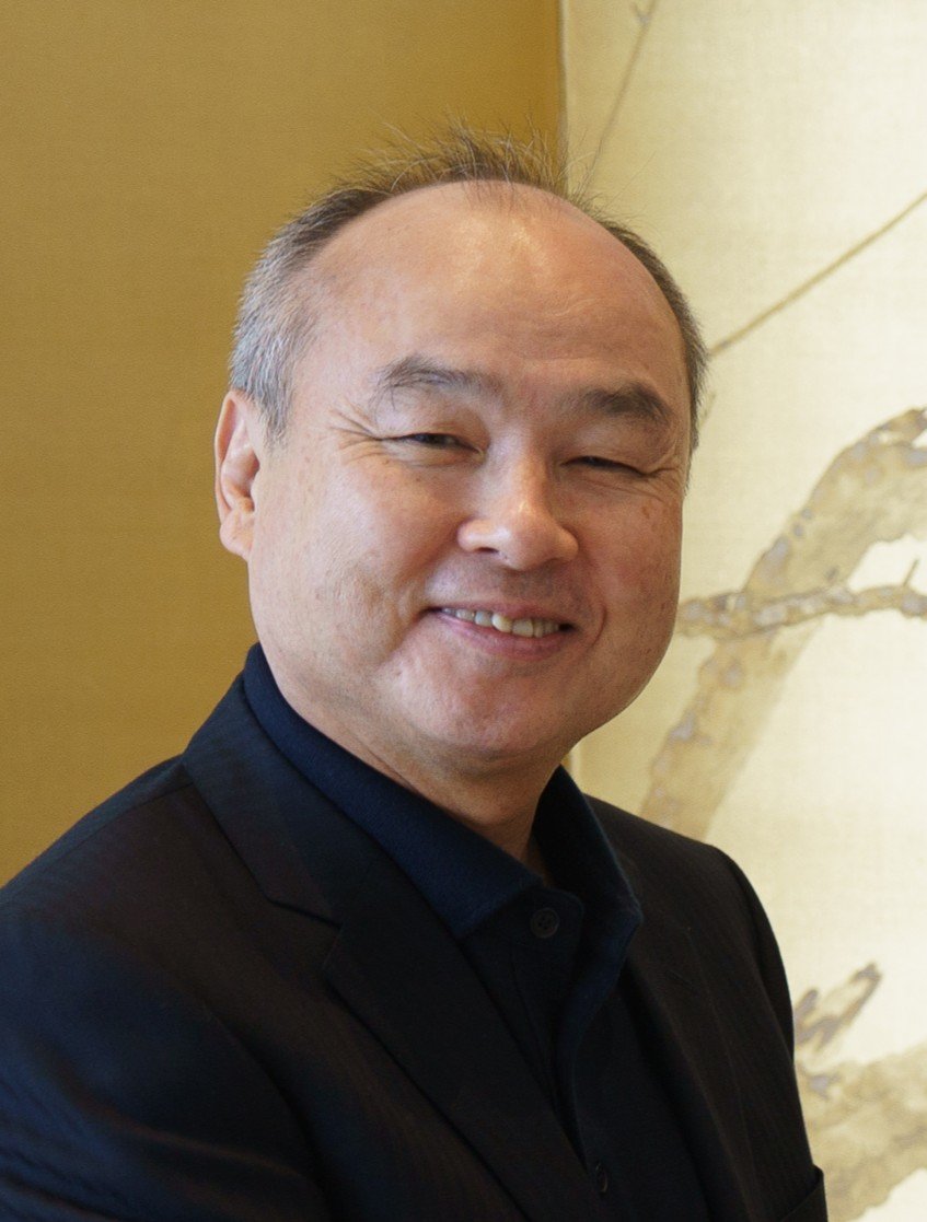 孫正義さん。ソフトバンクグループ創業者。20代の留学時代、ブームの去ったインベーダーに商機を見抜いた。(Photo: © European Union, 2025 - EC Audiovisual Service / CC BY 4.0, via Wikimedia Commons)
