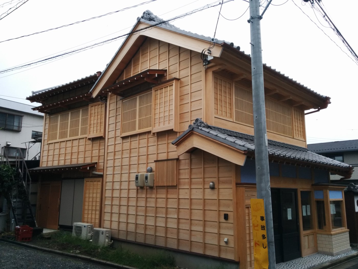 築約48年の木造瓦葺2階建て。建物の価値はほぼゼロでも、土地と入居者ごと引き継ぐ——それが築古戸建投資だった。（Photo: CC BY-SA 3.0, via Wikimedia Commons）