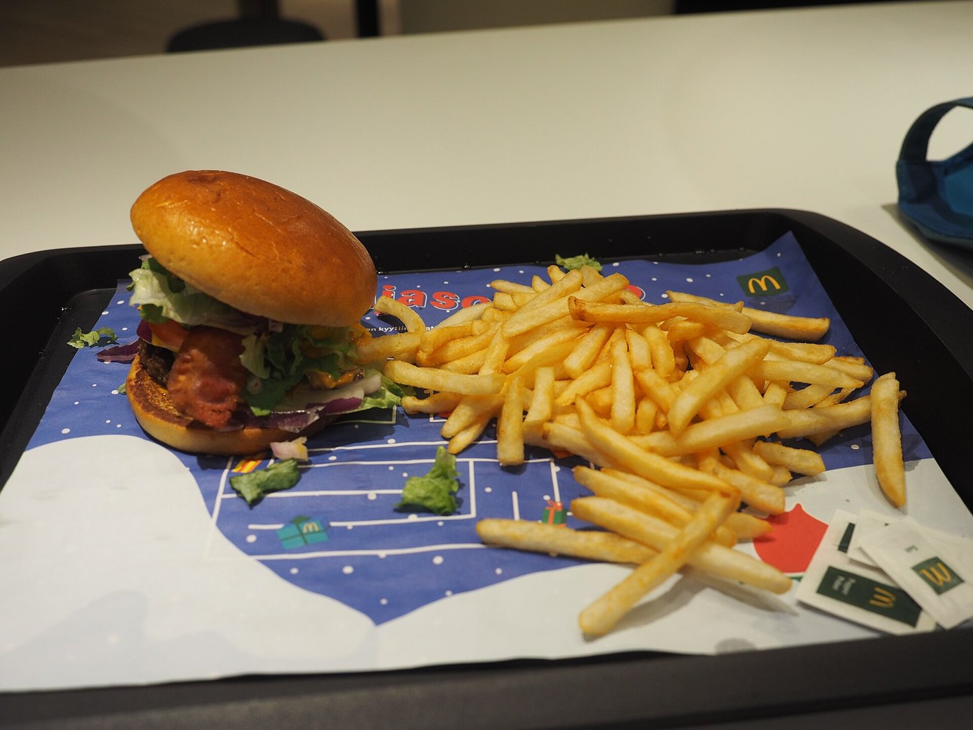 ハンバーガーとポテト。半世紀前、これは銀座生まれの「最先端」だった。(Photo: CC BY-SA 4.0, via Wikimedia Commons)