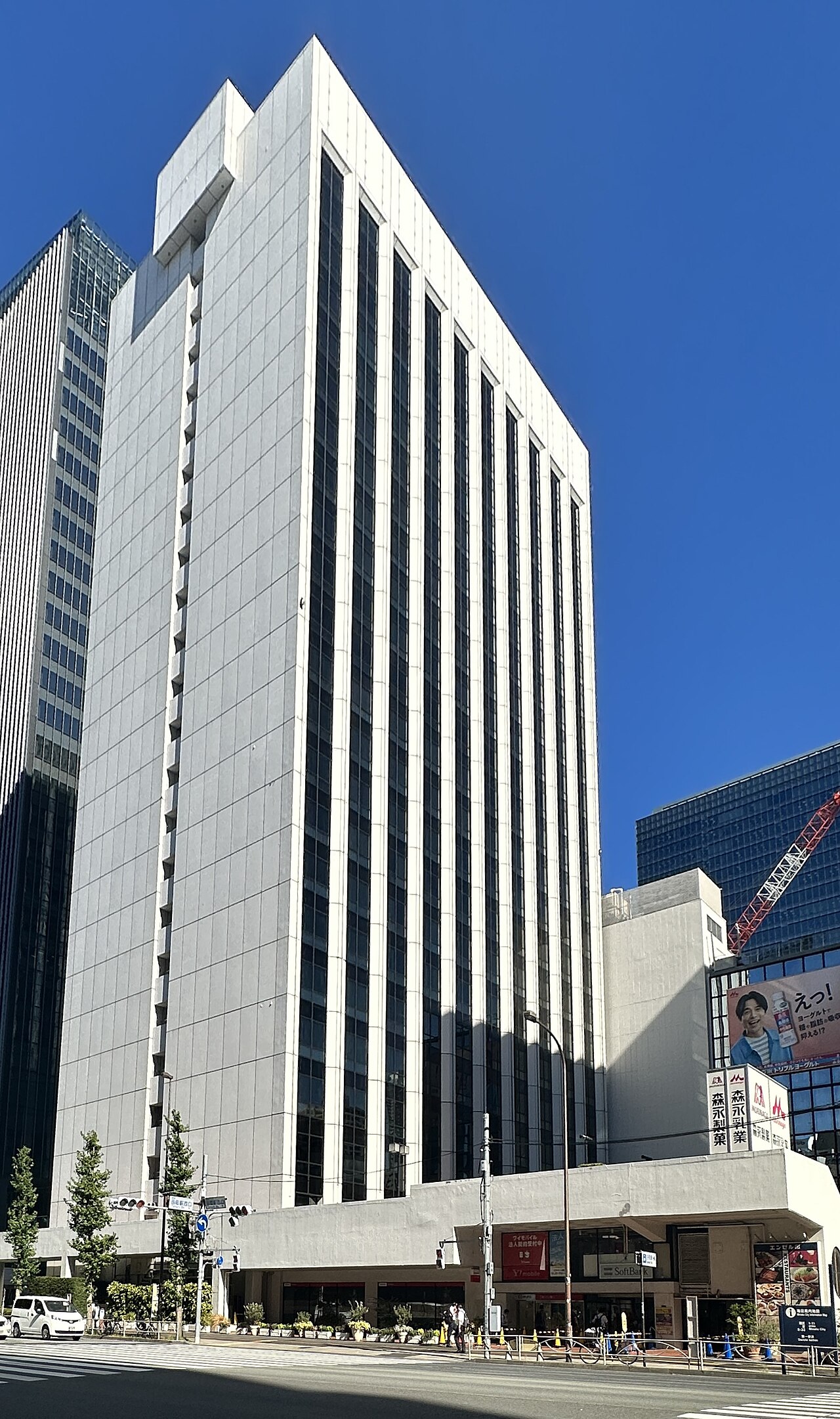 森永製菓の本社（東京・港区）。（2023年撮影／Photo: CC BY-SA 4.0, via Wikimedia Commons）