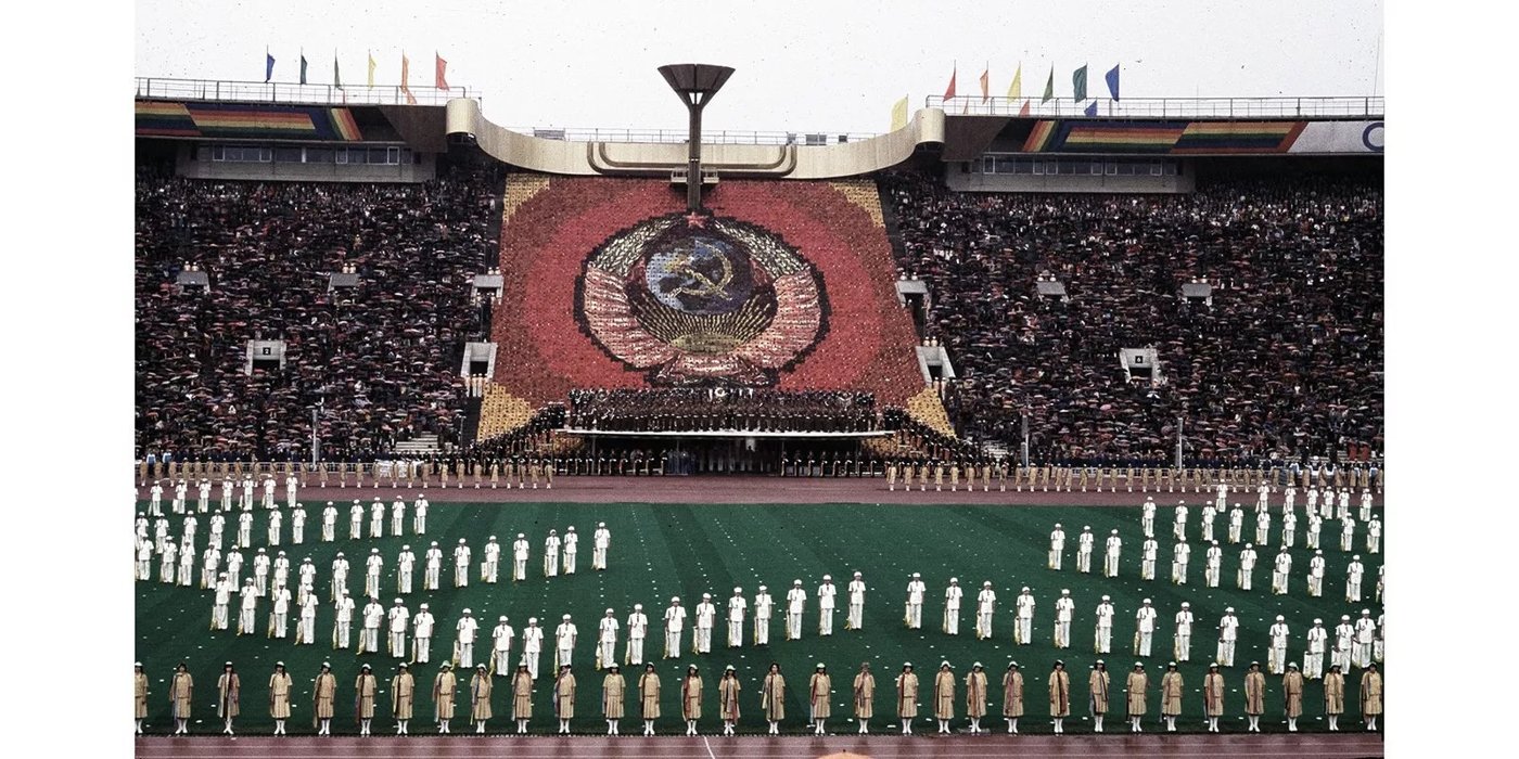 昭和55年7月19日、レーニン・スタジアムでの開会式。この場所に、日本選手団の姿はなかった。(Photo: CC BY 4.0, via Wikimedia Commons)