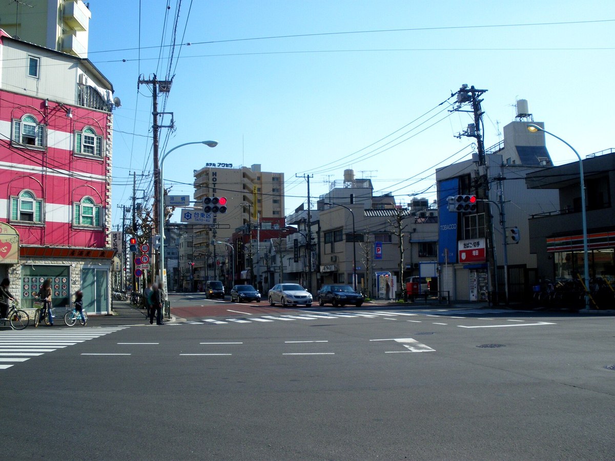 泪橋の交差点(2009年撮影)。台東区と荒川区の境にあり、橋はなく名前だけが残る。(Photo: Kamemaru2000, CC BY-SA 3.0, via Wikimedia Commons)