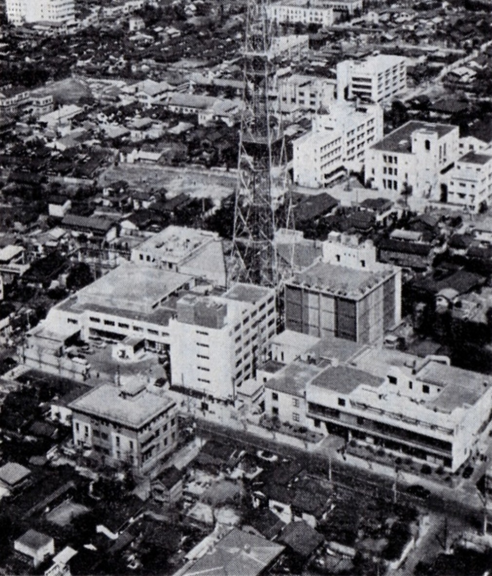 日本テレビ麹町本社と、そびえる送信塔（1961年ごろ）。ここに募金受付電話が置かれた。（Photo: パブリックドメイン, via Wikimedia Commons）