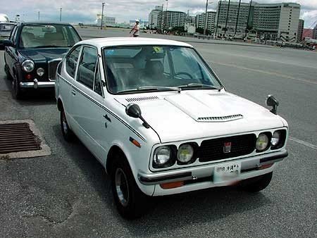 アメリカ統治時代の名残をとどめる、沖縄に現存する当時の車。730以前の沖縄では、こうした車が道路の右側を走っていた。(Photo: Public domain, via Wikimedia Commons)