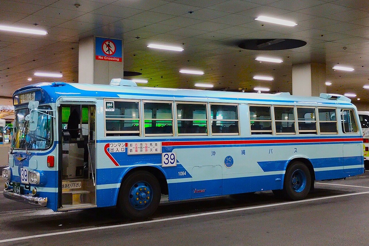 那覇バスターミナルに佇む、現存する730車(沖縄バス1064号車・三菱ふそう製)。あの一夜に一斉投入されたバスの、生き残りである。(Photo: CC0, via Wikimedia Commons)