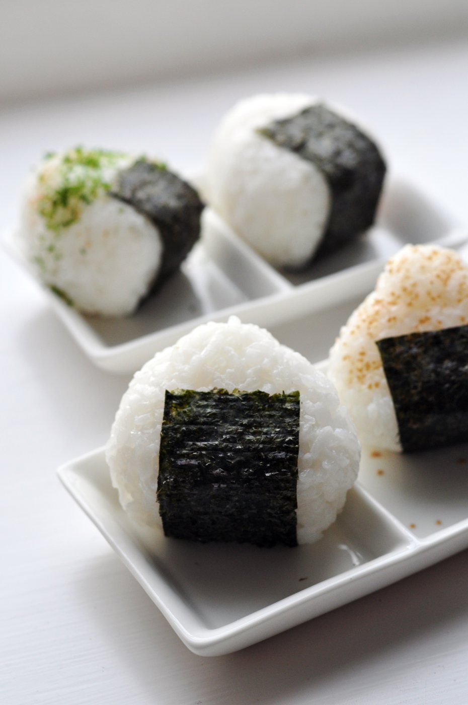 パリッとした海苔が、握りたての飯と出会う。おにぎりをもう一段おいしくした発明。(Photo: tednmiki / CC BY-SA 3.0, via Wikimedia Commons)