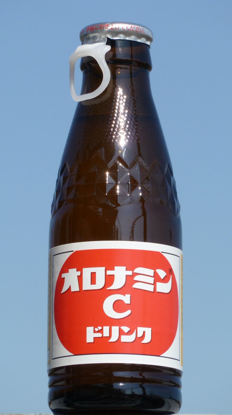 「元気ハツラツ!」の栄養ドリンク、オロナミンC。あの小さな瓶は、半世紀を超えて姿を変えていない。(Photo: CC0, via Wikimedia Commons)