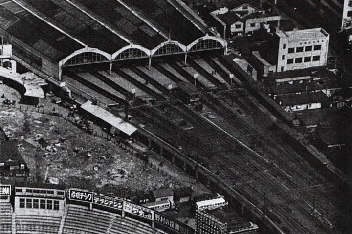 「江夏の21球」の舞台・大阪球場(写真は1953年、難波駅とともに)。1979年11月4日、ここで日本シリーズ史に残る21球が投じられた。(Photo: パブリックドメイン, via Wikimedia Commons)