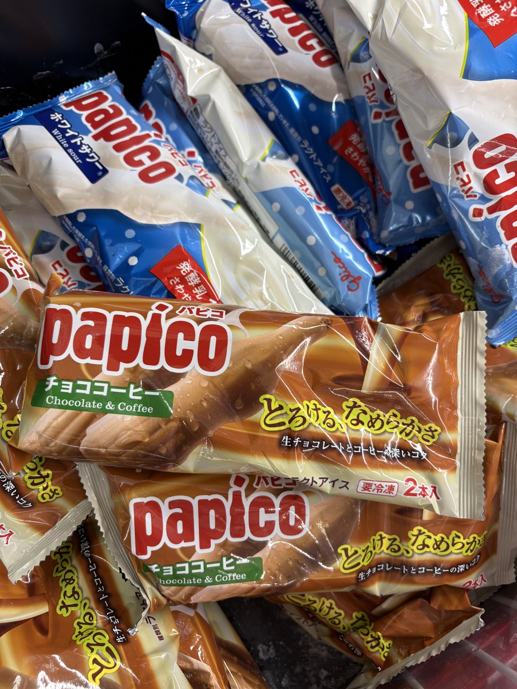 冷凍ケースの中のパピコ。青い＜ホワイトサワー＞と、茶色い＜チョココーヒー＞。この蓋を開けて選ぶ時間が、子どもにとってのぜいたくだった。
