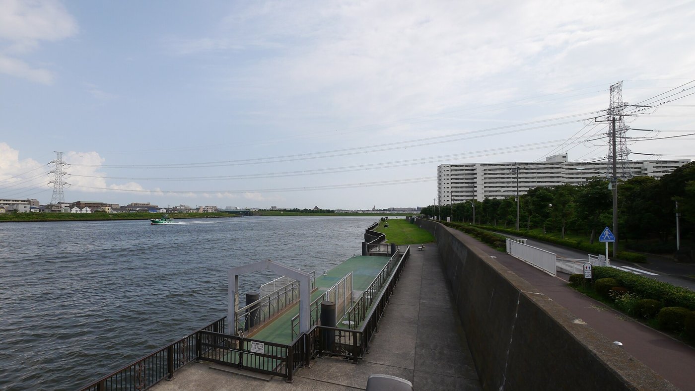 東京の電力網。あの日、ここを流れるはずの電気が、一斉に落ちた。（Photo: CC BY-SA 3.0, via Wikimedia Commons）