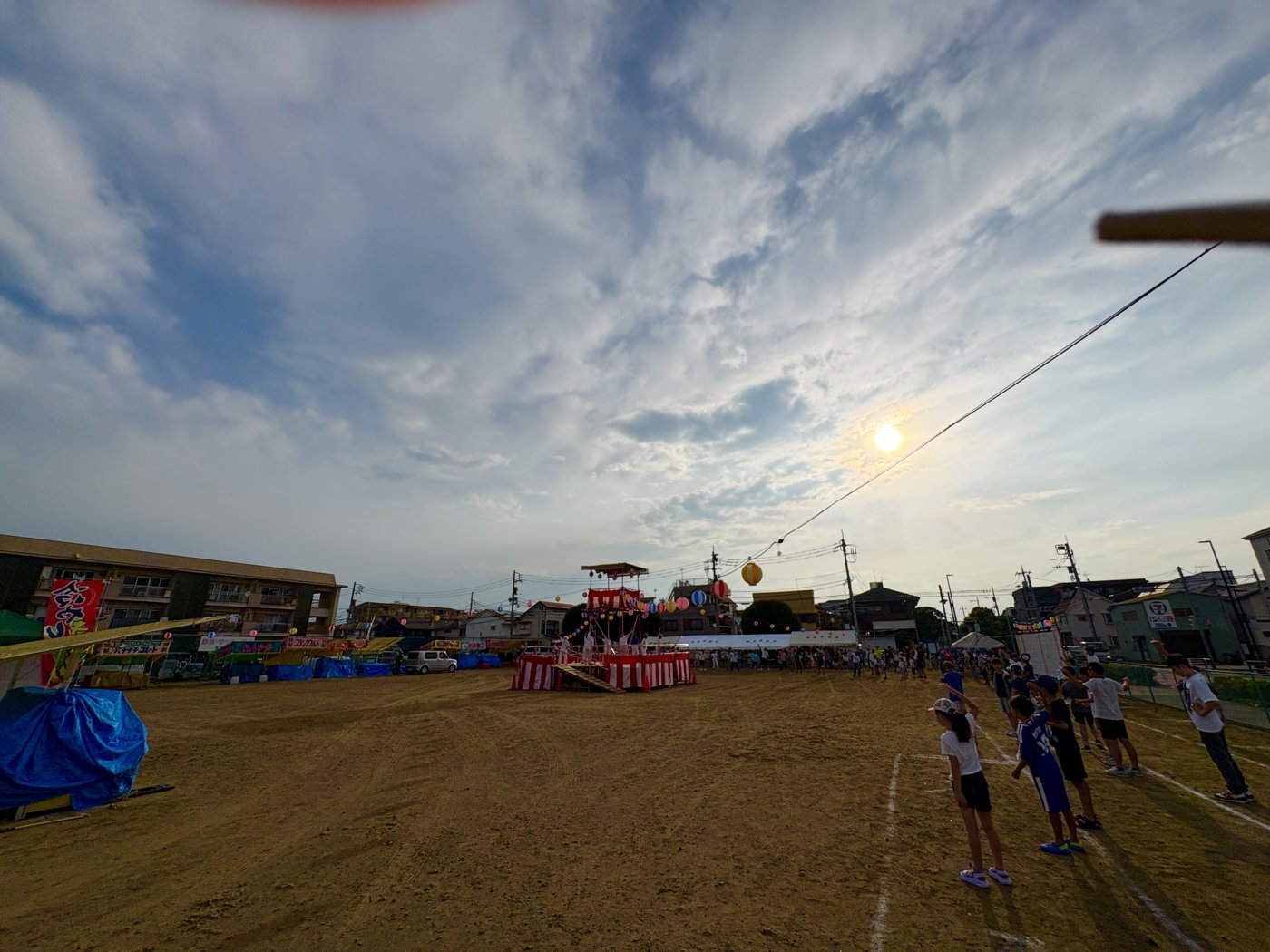 じつは、これは今朝の風景です。夏祭りの提灯がまだ揺れている広場に、子どもたちが集まってラジオ体操。
