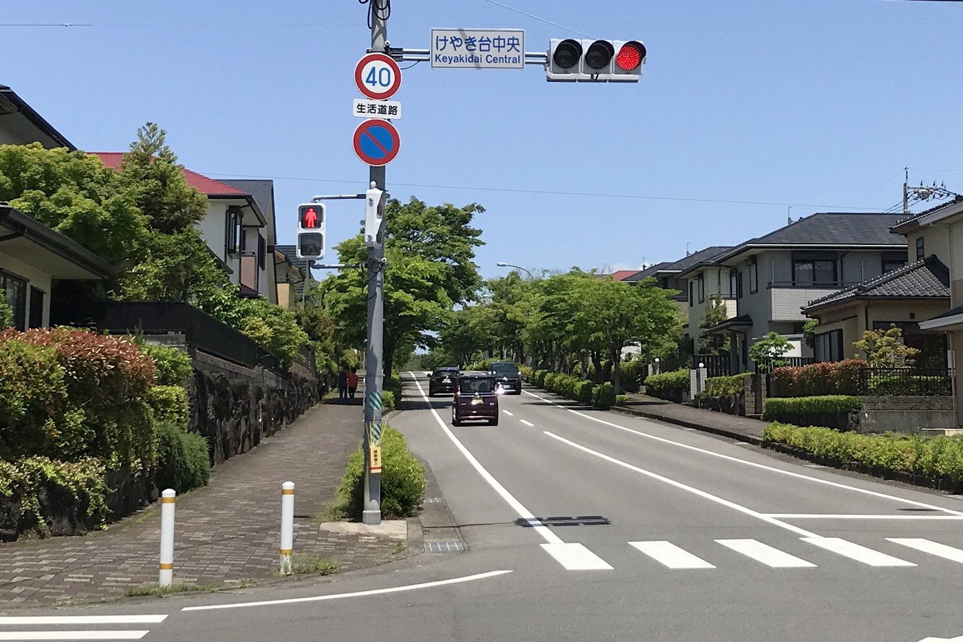 肩を寄せ合うように建ちならぶ、一戸建ての住宅街。それぞれの「マイホームの夢」が、限られた土地の上にかなっていった。（Photo: Peka / CC BY-SA 4.0, via Wikimedia Commons）