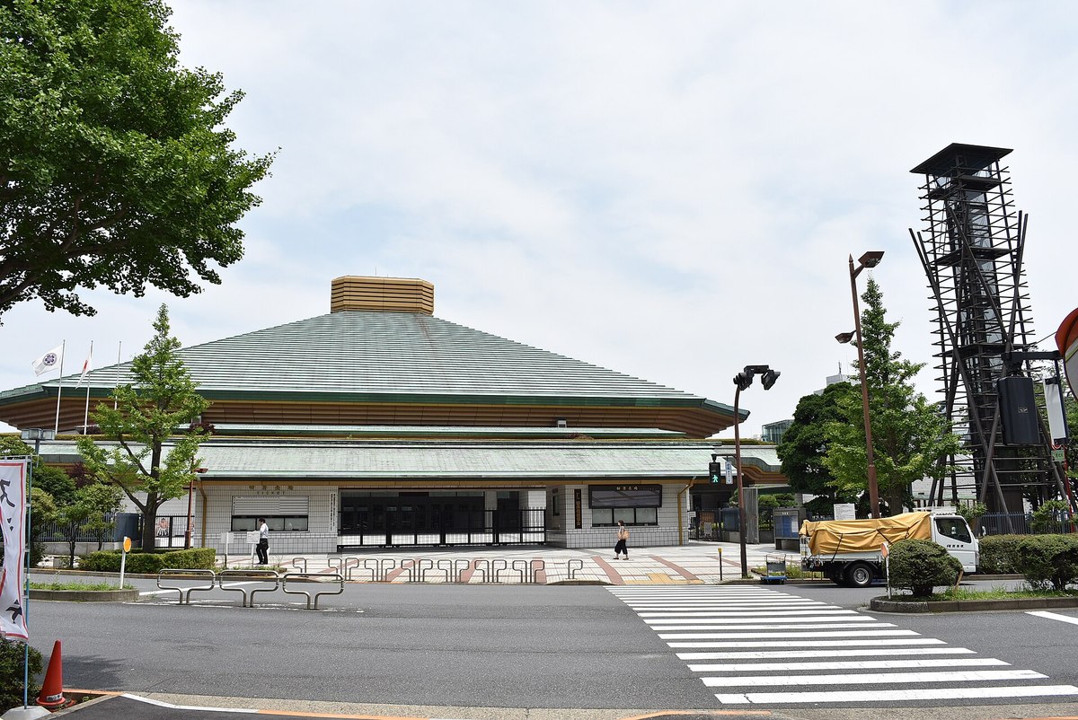 両国国技館（2018年撮影）。蔵前橋の斜め向かい、隅田川を渡った側に建っている。（Photo: 江戸村のとくぞう, CC BY-SA 4.0, via Wikimedia Commons）