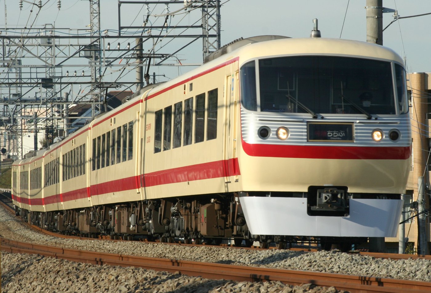 年に一度、歌手の名を冠した特急が西武線を走った。線路っぷちで育った私には、たまらない話だ。(Photo: CC BY-SA 3.0, via Wikimedia Commons)