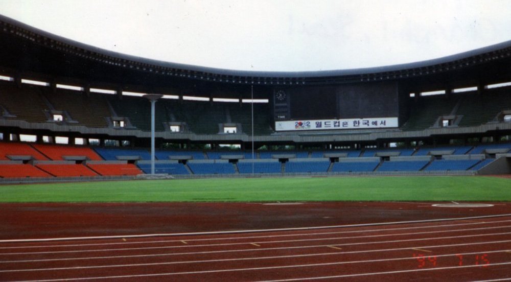 ソウルオリンピックのメインスタジアム（1994年撮影）。昭和63年9月17日、ここで開会式が行われた。（Photo: CC BY-SA 2.0, via Wikimedia Commons）