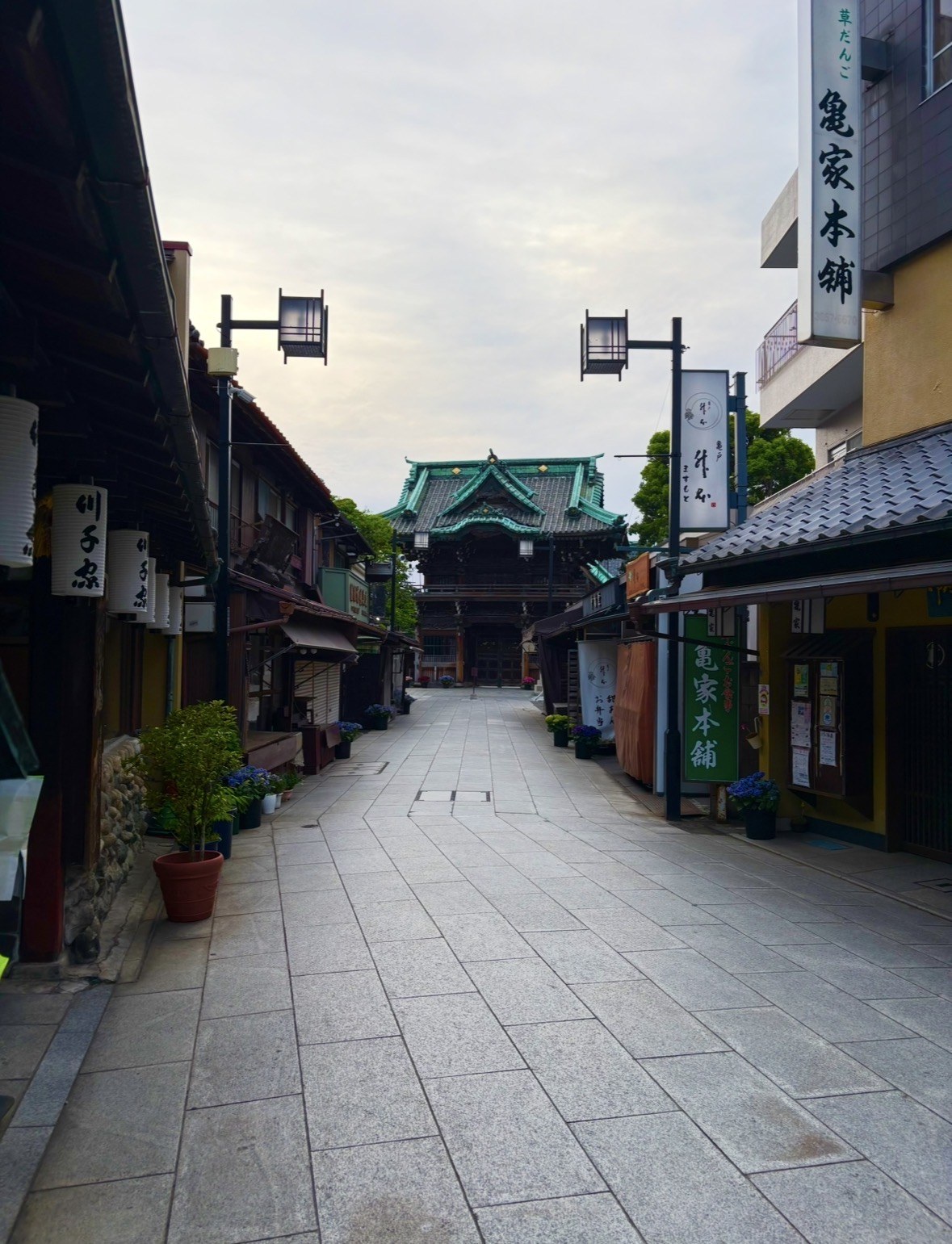 参道から二天門を望む。左手の提灯が川千家、右手が亀家本舗。私にとっては、まず初詣の道です。