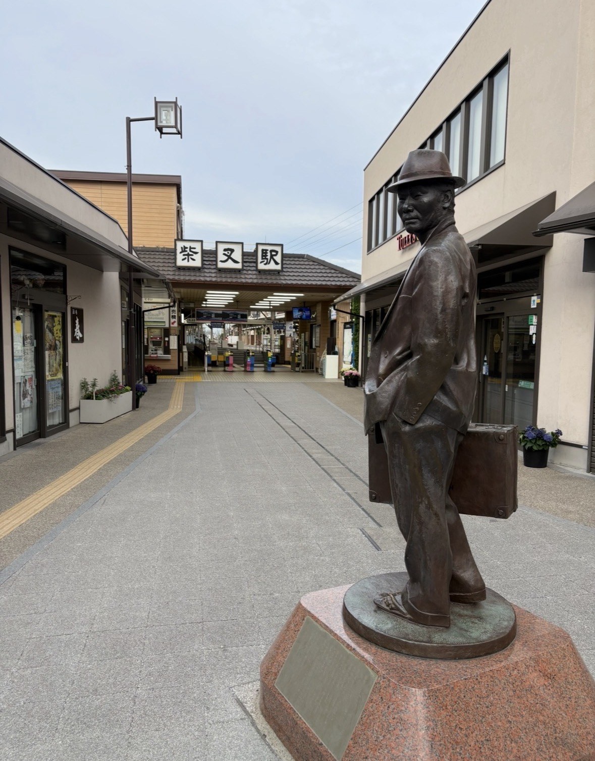 柴又駅前、旅立つ寅さんの銅像。1999年、商店会と観光客の募金で建てられました。