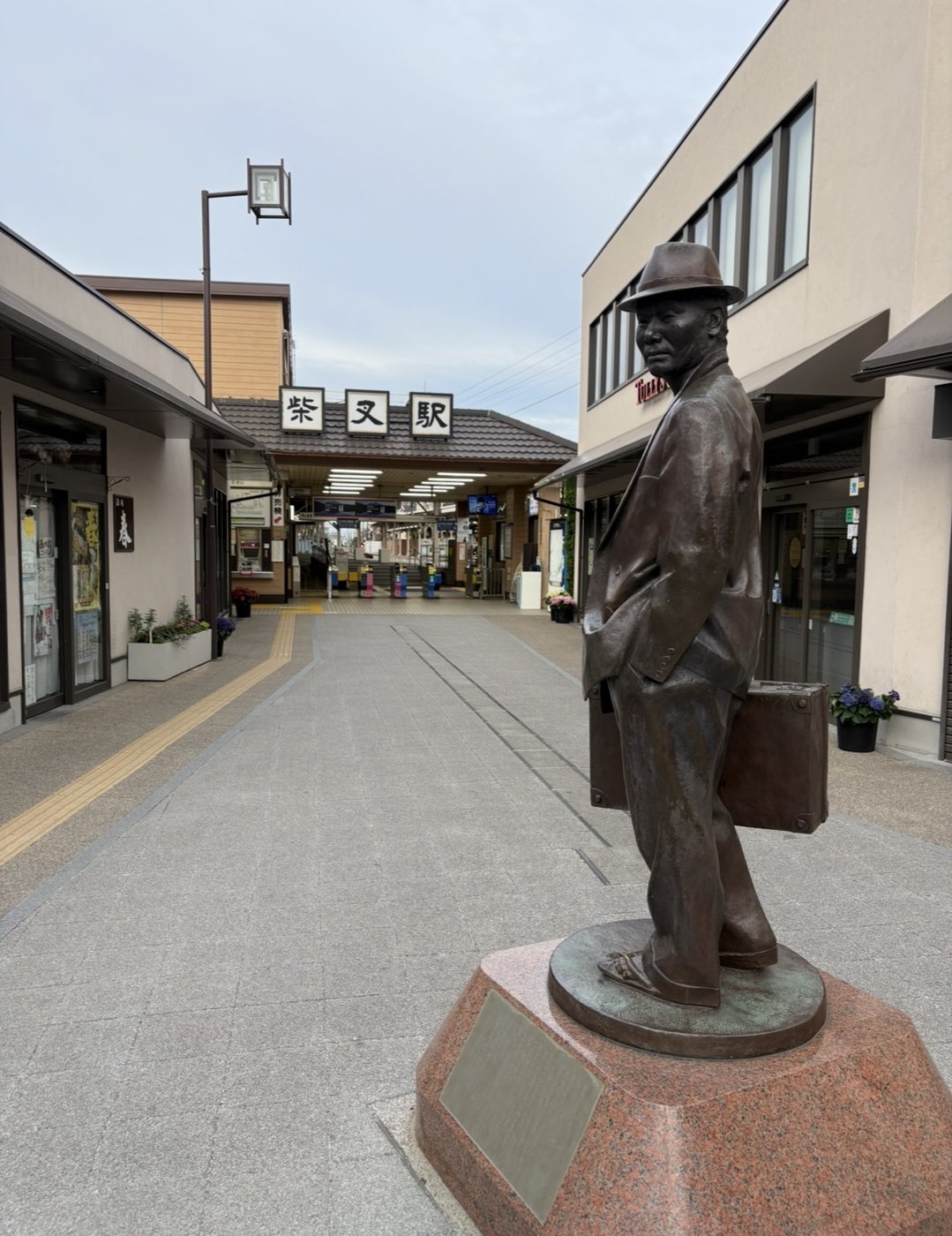 柴又駅前の寅さん像。両さんの亀有から、ひと駅となりの柴又に立つ。同じ葛飾が生んだ、もう一人の看板役者。