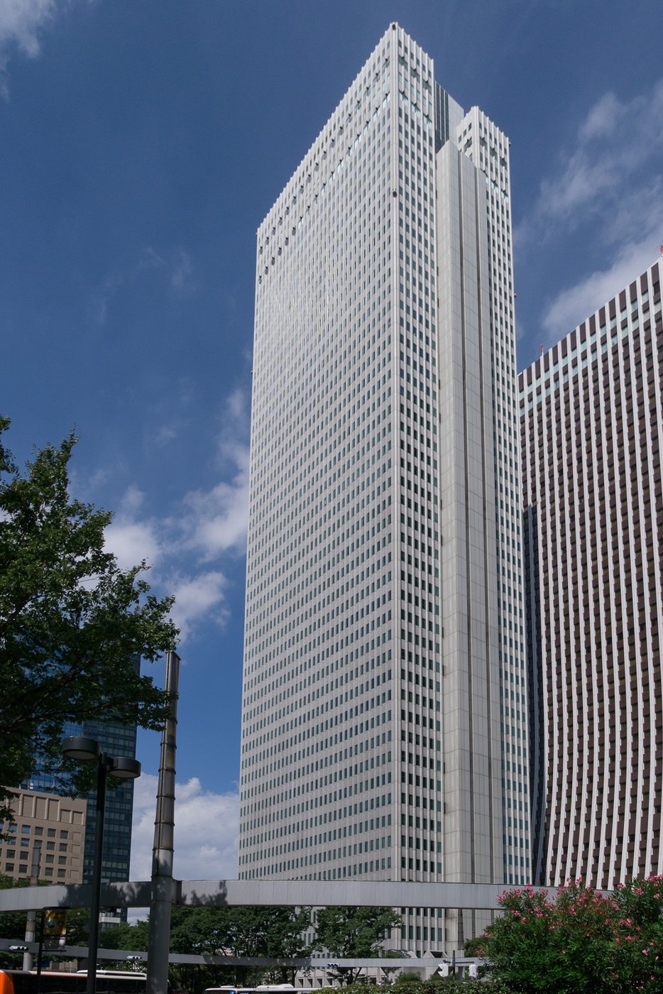 マカロニ刑事が刺された新宿西口の空き地。今はこの新宿野村ビルが建つ。(Photo: CC BY-SA 3.0, via Wikimedia Commons)