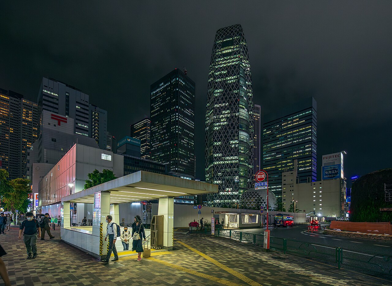 新宿駅西口。（Photo: CC BY-SA 4.0, via Wikimedia Commons）