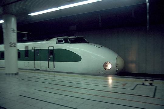 上野駅に停まる200系(1992年)。白に緑のラインをまとい、最高210キロで北へ走った、開業時の主役。(Photo: sodai gomi / CC BY 2.0, via Wikimedia Commons)