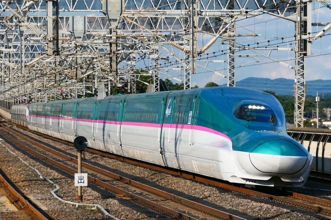 令和の東北新幹線E5系「はやぶさ」。東京〜盛岡を、今では約2時間10分で結ぶ。(Photo: MaedaAkihiko / CC BY-SA 4.0, via Wikimedia Commons)