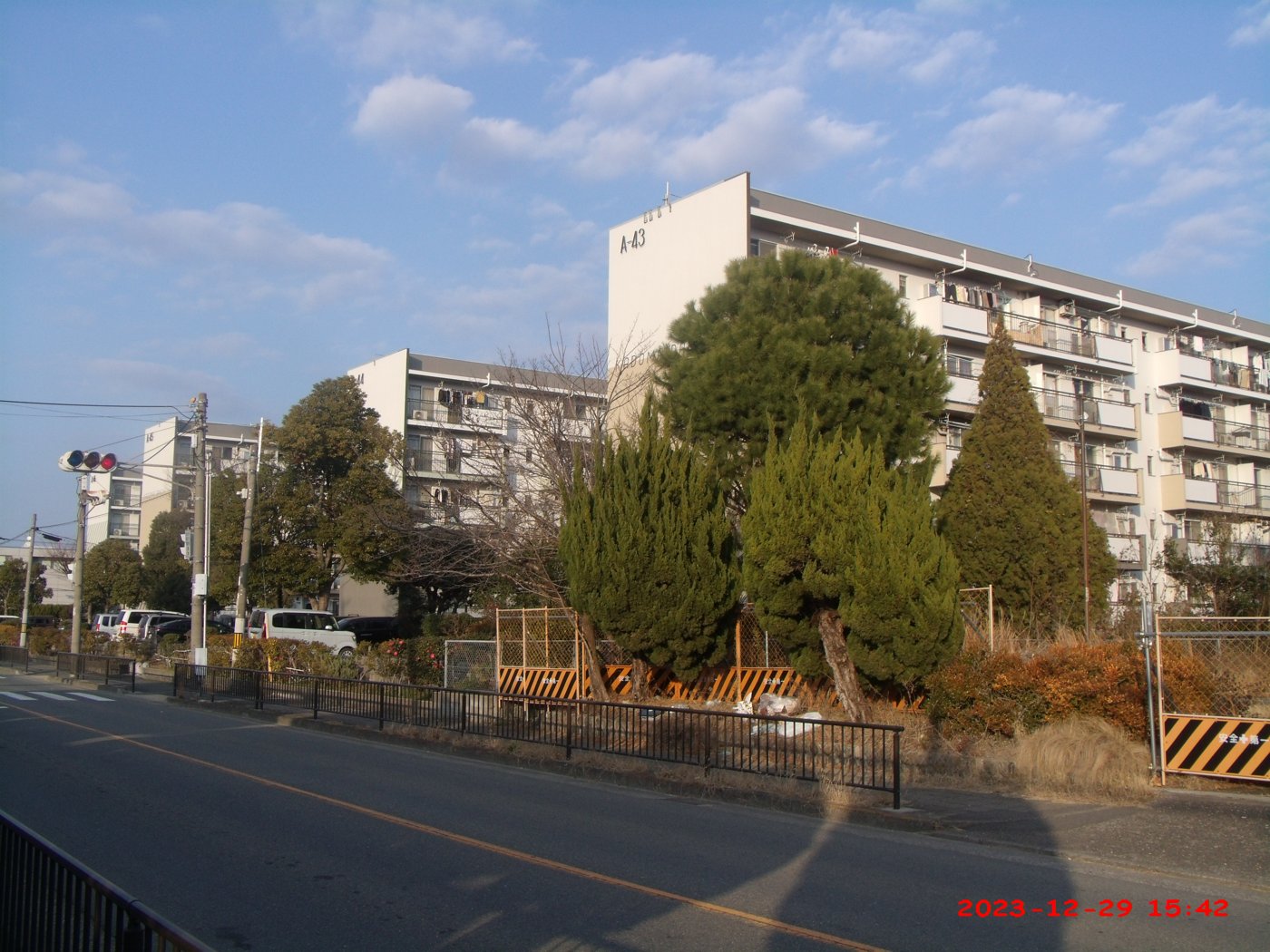 高度経済成長を象徴する、鉄筋コンクリートの公営団地。木造平屋がならんでいた町に、こうした建物が次々と姿をあらわしていった。（Photo: Mr.ちゅらさん / CC0）