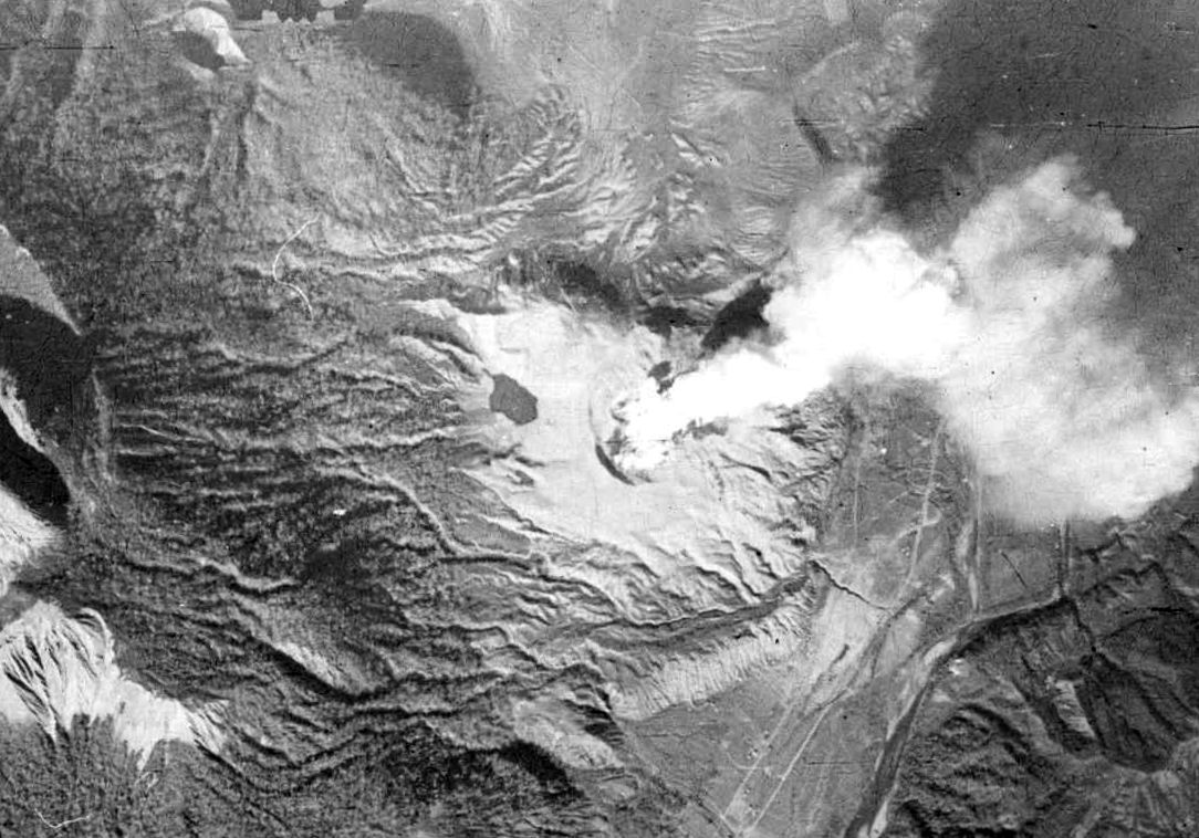 昭和19年(1944年)、麦畑が盛り上がって昭和新山が生まれたときの航空写真。この32年後の8月7日に、有珠山はふたたび動いた。(Photo: 国土地理院 / Attribution, via Wikimedia Commons)