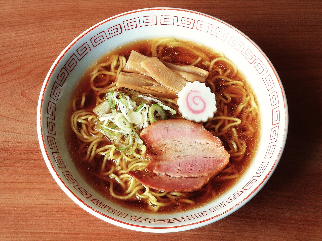 醤油ラーメン。あの夜のどんぶりの中身も、たぶんこんな色をしていました。(2025年撮影/Photo: CC BY-SA 4.0, via Wikimedia Commons)