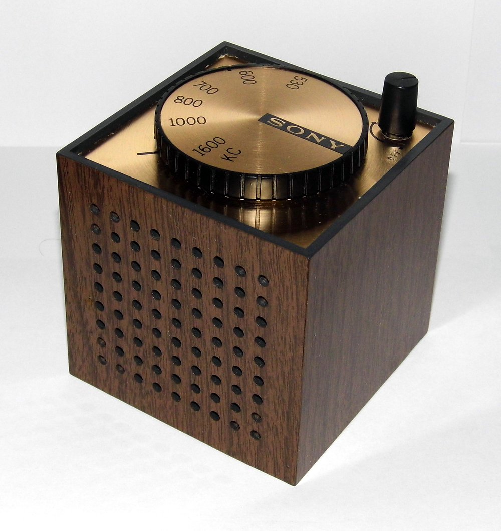 昭和40年代のソニーのキューブ型ラジオ。ダイヤルを回して、局を探した。(Photo: Joe Haupt, CC BY-SA 2.0, via Wikimedia Commons)