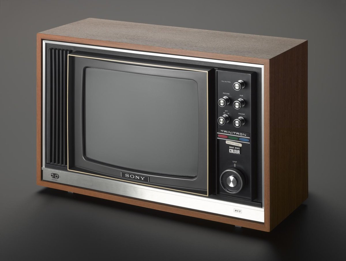 ソニーのカラーテレビ「トリニトロン」KV-1320UB(1969〜70年製)。木のキャビネットに、つまみの並んだ操作パネル。(Photo: The Science Museum UK, CC BY 4.0, via Wikimedia Commons)