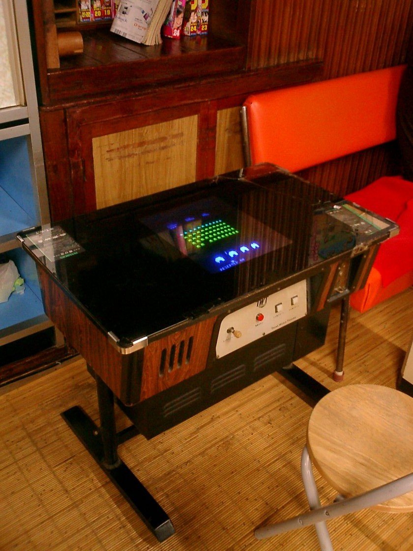 喫茶店のテーブル型筐体。コーヒー一杯で何十分も粘る大人が続出した、あの「ゲーム喫茶」の風景。(Photo: Tomomarusan / CC BY 2.5, via Wikimedia Commons)