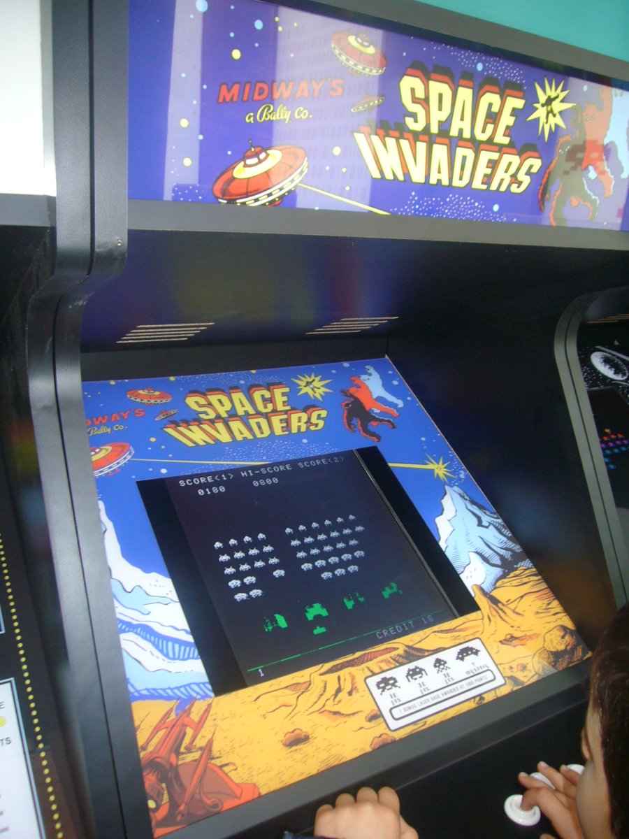 アメリカ版『スペースインベーダー』(Midway製)。日本でブームが去った機械が、太平洋の向こうで新たな宝になった。(Photo: Jordiferrer / CC BY-SA 3.0, via Wikimedia Commons)