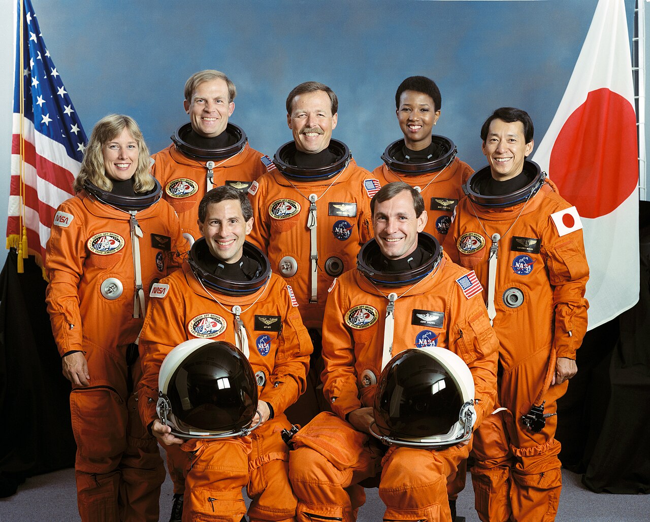 平成4年(1992年)9月、スペースシャトル「エンデバー」STS-47のクルー。右端が毛利衛さん。日章旗の隣に立つまで、選ばれた日から7年かかった。(Photo: NASA / パブリックドメイン, via Wikimedia Commons)