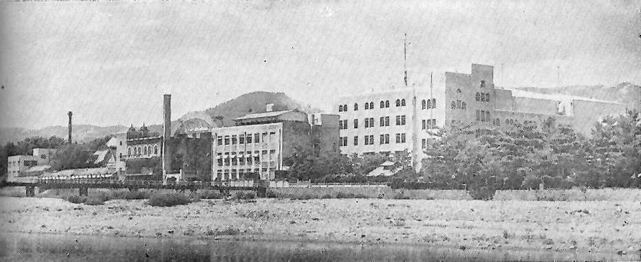 初代・宝塚大劇場（1955年ごろ）。1974年の初演も、この建物で幕が上がりました。（Photo: 兵庫県／パブリックドメイン, via Wikimedia Commons）
