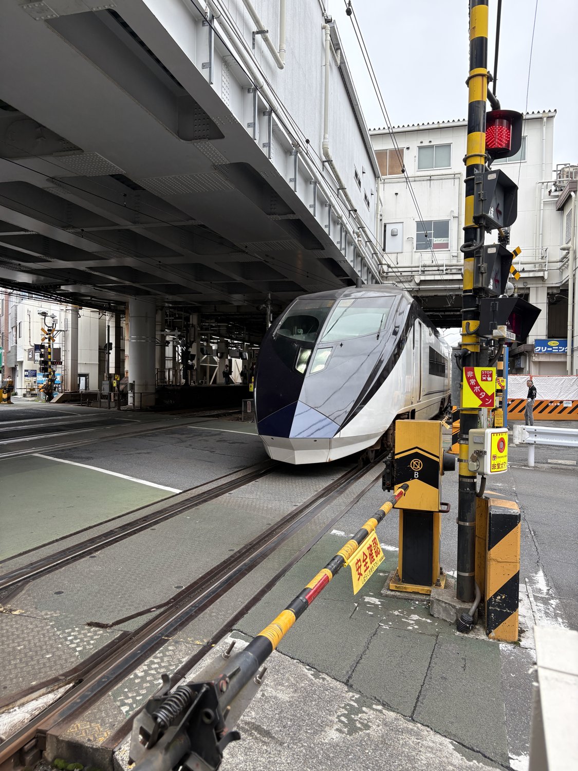 京成高砂を走り抜けるスカイライナー(AE形)。あの日つながった三社直通は、いまや羽田と成田を結ぶ大動脈になった。