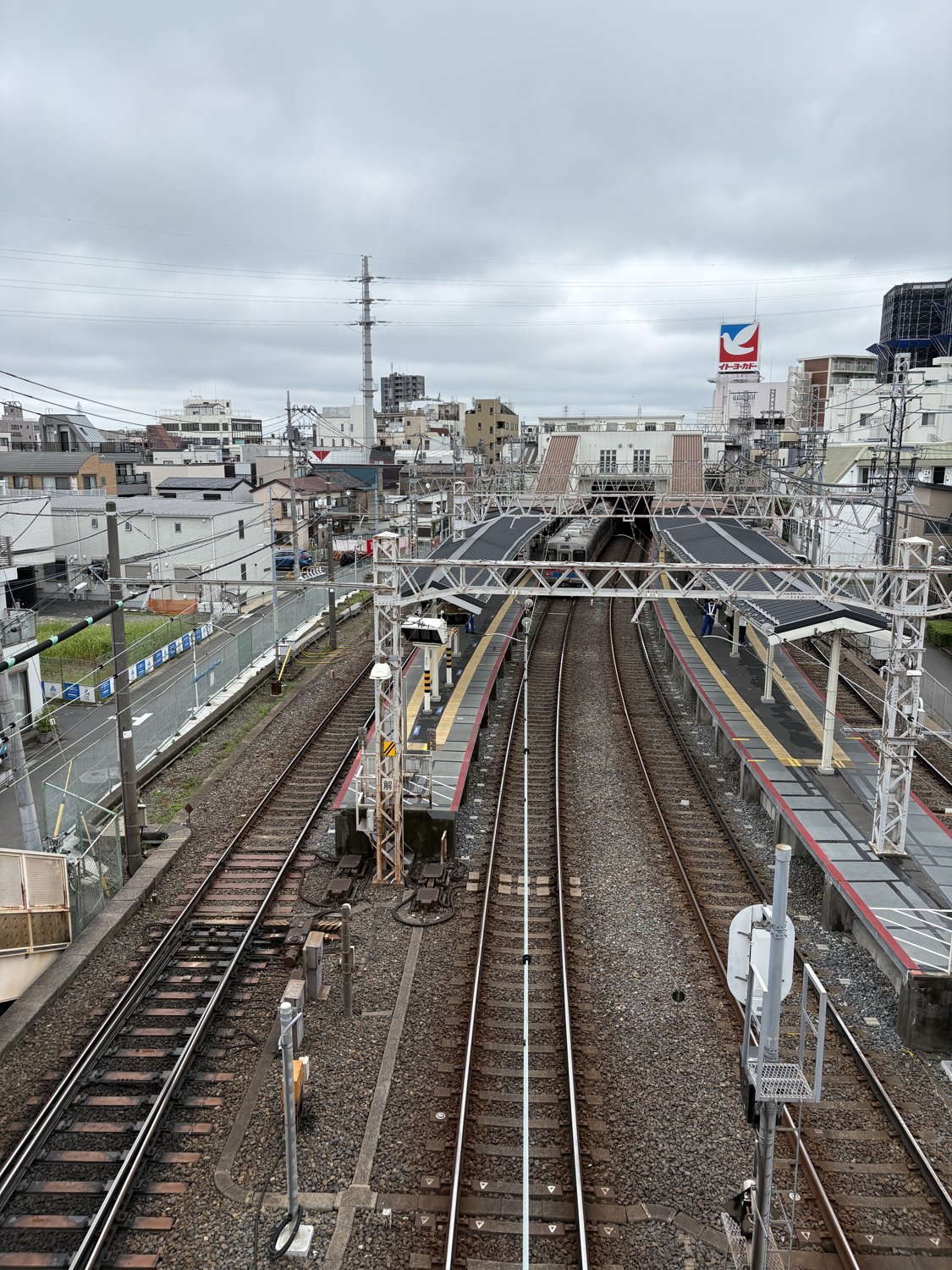 京成高砂駅を見下ろす。本線・押上線・金町線が分かれ、すぐそばに高砂検車区がある「電車の街」。