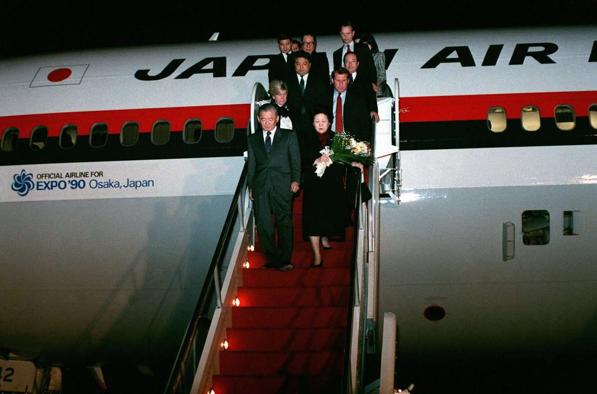 竹下登。写真は総理大臣になったあとの1989年2月、アメリカ訪問のとき。プラザ合意の席に座っていたのは、その3年半前、大蔵大臣としてだった。（Photo: Brian W. Yetter／米空軍, パブリックドメイン, via Wikimedia Commons）