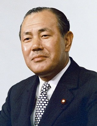 田中角栄（1972年、首相就任時）。新潟の農村から総理へ上りつめ、「今太閤」と呼ばれた。（Photo: CC BY 4.0, via Wikimedia Commons）