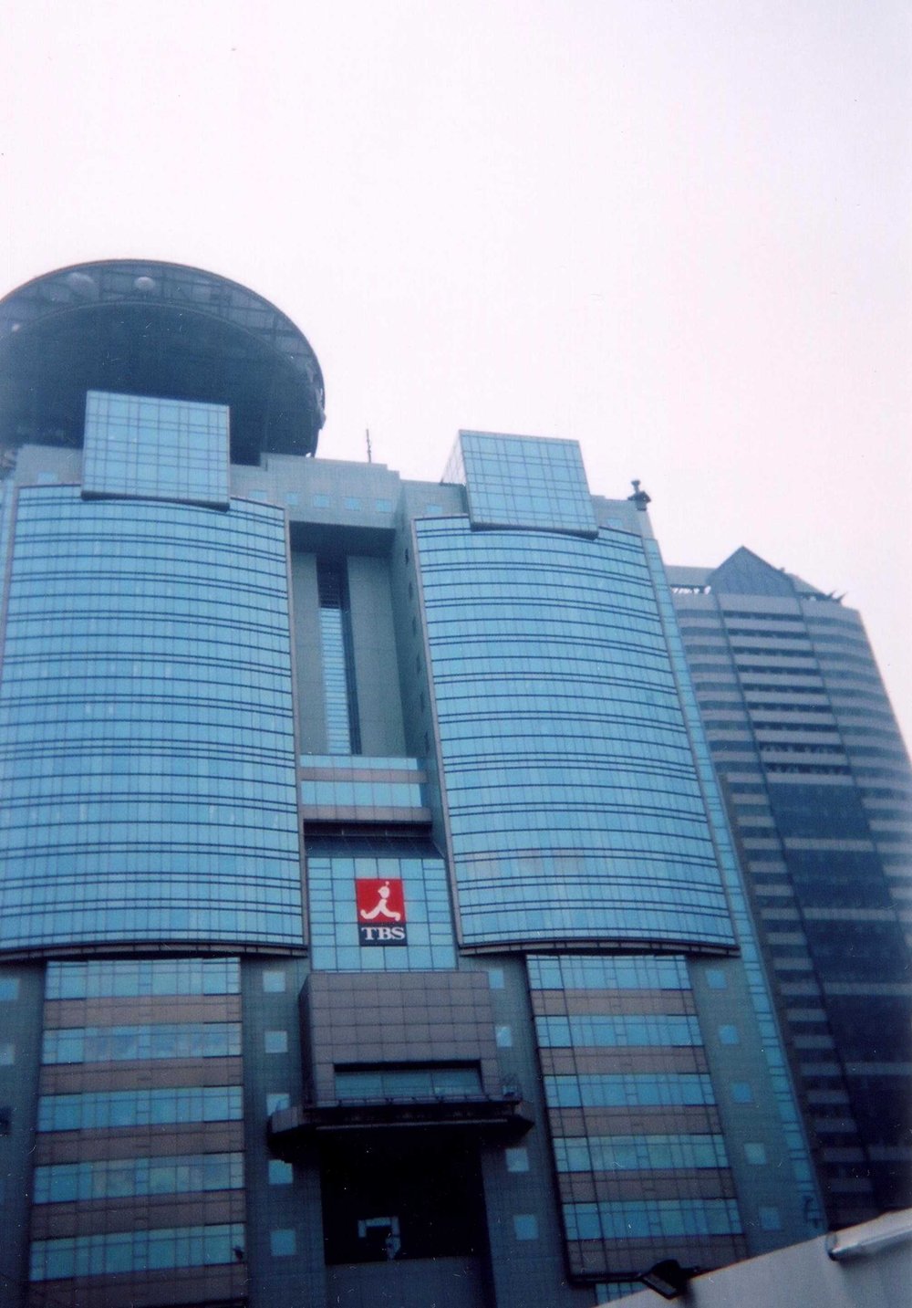 TBSの社屋(東京・赤坂)。『パック・イン・ミュージック』が流れていたのは、この建物ができる前、旧社屋の時代だった。(2005年撮影/Photo: CC BY-SA 3.0, via Wikimedia Commons)
