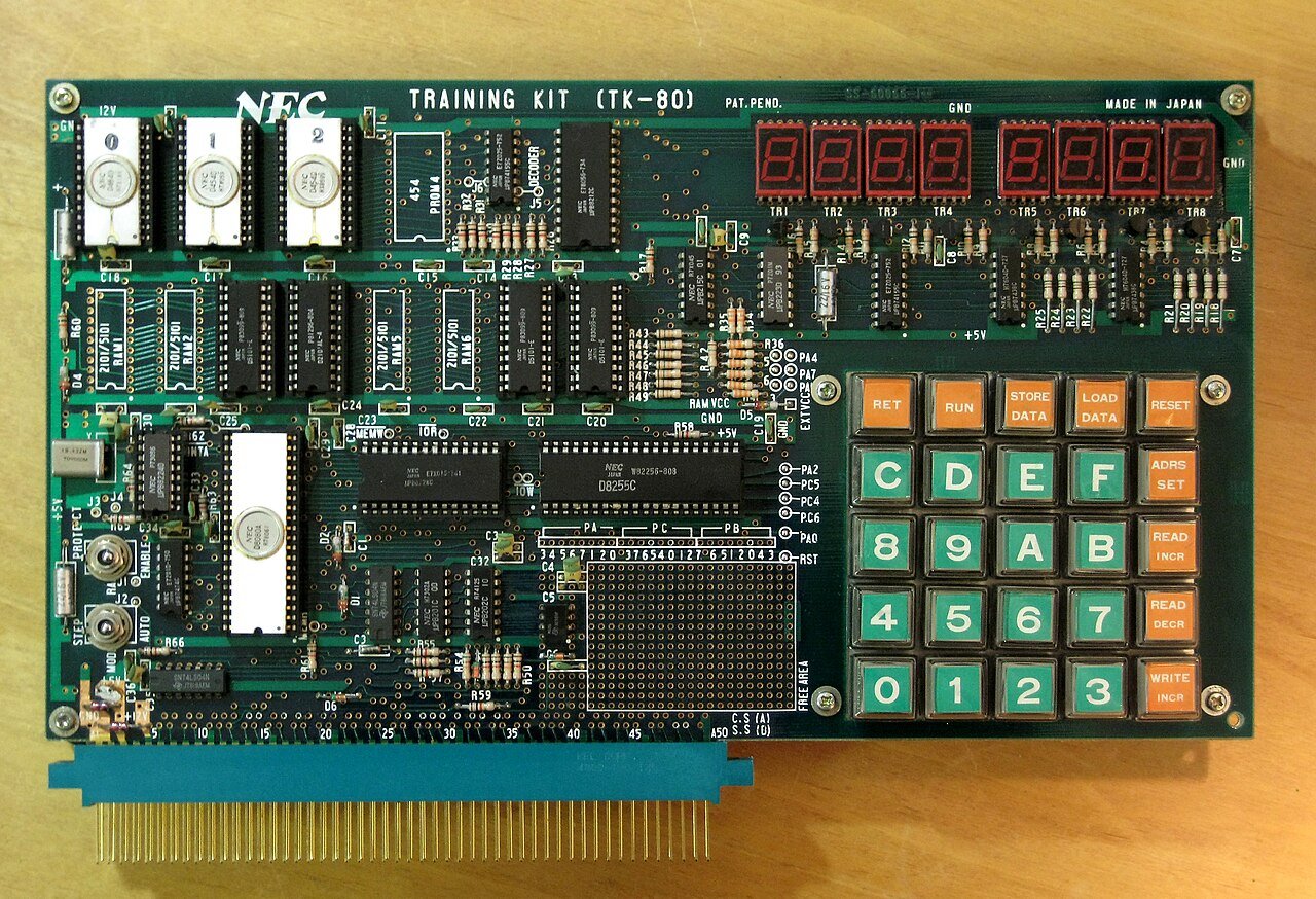 NEC TK-80。基板に「TRAINING KIT (TK-80)」と刻まれている。日本のパソコン文化は、この一枚から始まった。(Photo: CC BY-SA 3.0, via Wikimedia Commons)