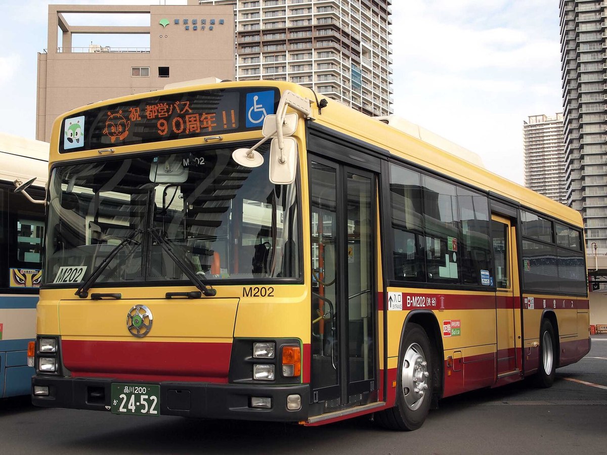 黄色い車体に赤い帯の「鈴木カラー」。都営バス90周年の記念に、昭和55年ごろの塗装が復刻された（2014年撮影）。（Photo: Comyu, CC BY-SA 3.0, via Wikimedia Commons）