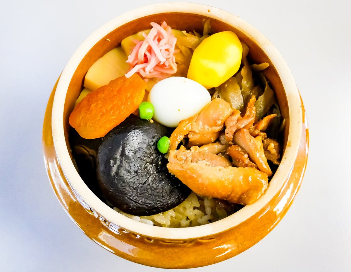 横川駅の駅弁「峠の釜めし」。益子焼の土釜に入っている。（2019年撮影／Photo: くろふね, CC BY 4.0, via Wikimedia Commons）