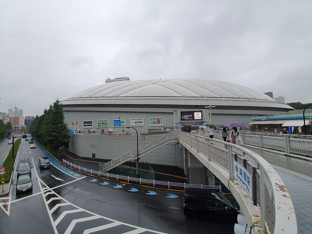 東京ドーム。この21番ゲートの前に、碑は建っている。(Photo: CC0, via Wikimedia Commons)