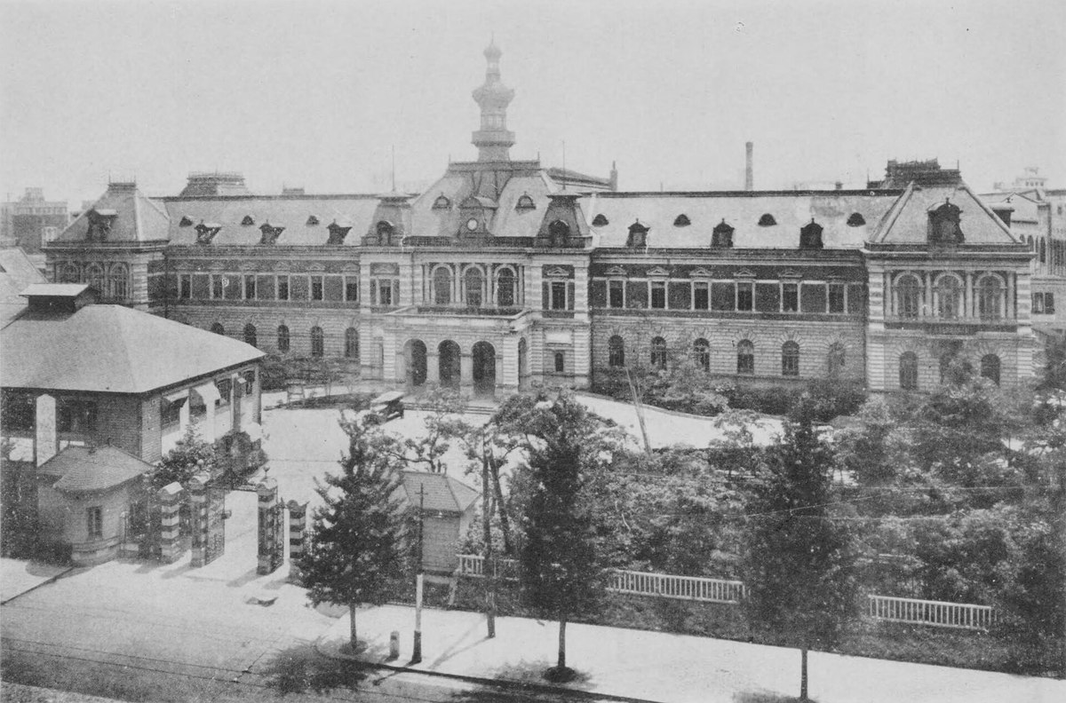 東京府庁と東京市役所が入っていた庁舎（昭和初期ごろ）。明治27年に完成し、昭和20年の空襲で焼失した。（『東京府政概要』1937年より／パブリックドメイン, via Wikimedia Commons）